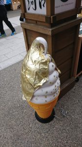 石川県のソフトクリームは金箔乗せ
