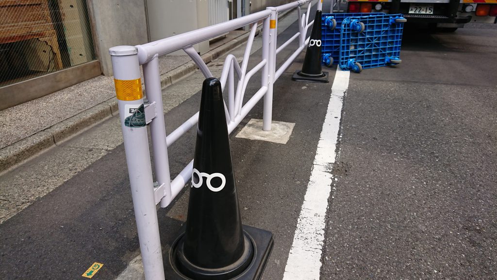 ひと目でメガネ屋さんとわかるカラーコーン