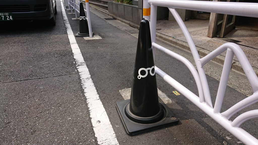 ひと目でメガネ屋さんとわかるカラーコーン