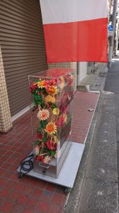 花で飾った看板